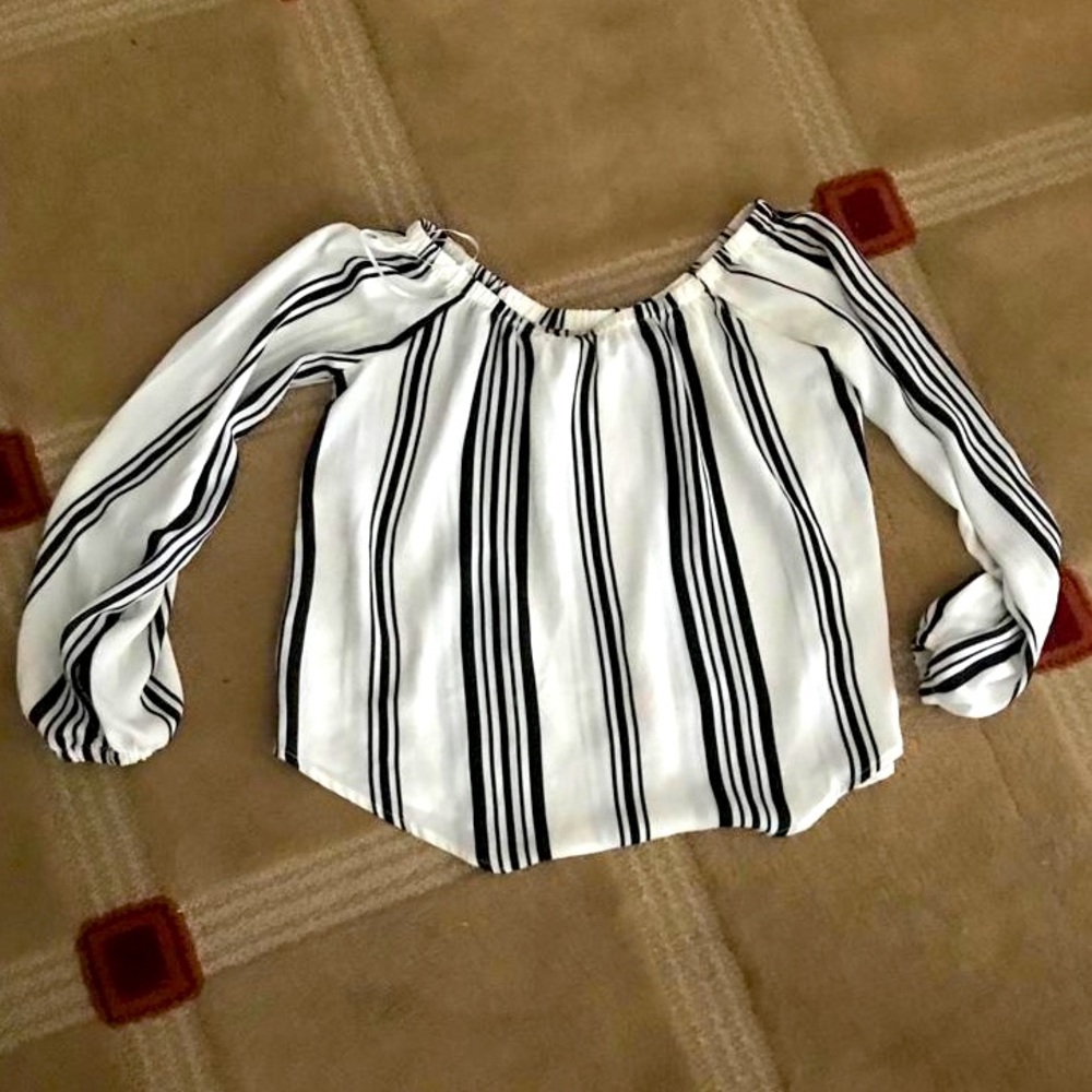 Chiffon shoulder-less top